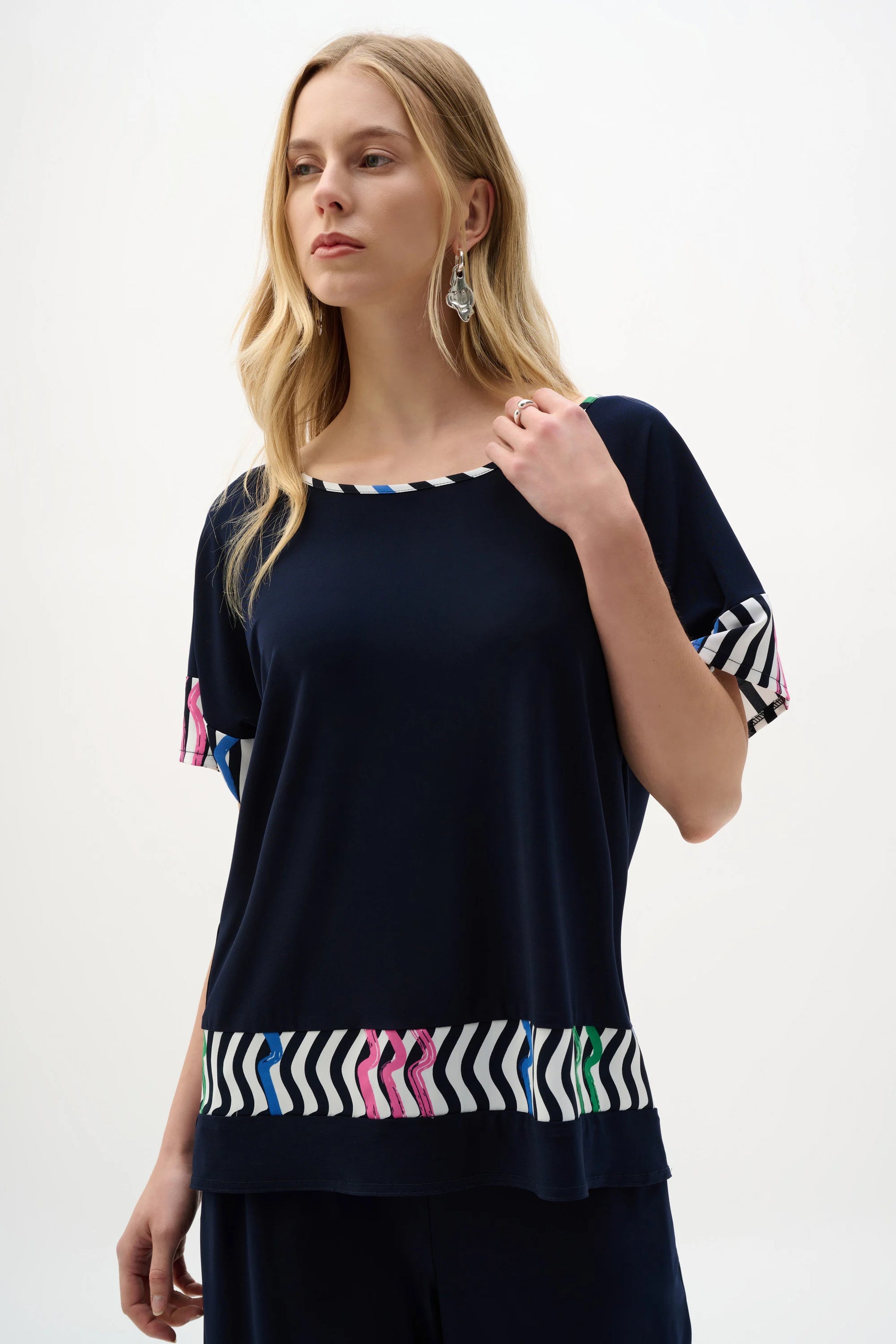【OMMO】CIRCLE CUT RIB SHORT CD(ネイビー) Joseph Ribkoff Midnight Blue Silky Knit And Woven Stripe Print