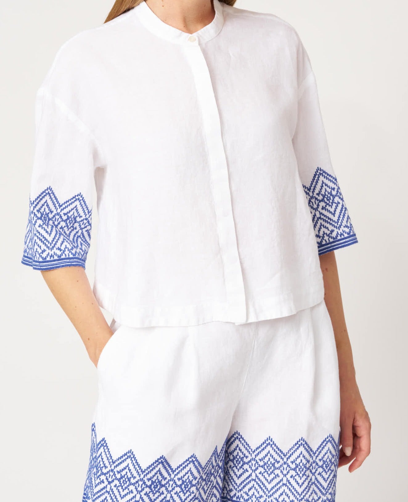 120 Lino White Linen Shirt with Round Neck and Blue Embroidered Short Sleeves 33ALIW1PKW