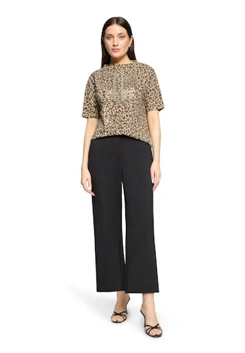 Betty Barclay Beige Animal Print Sweatshirt – Short Sleeve, Stand-Up Collar