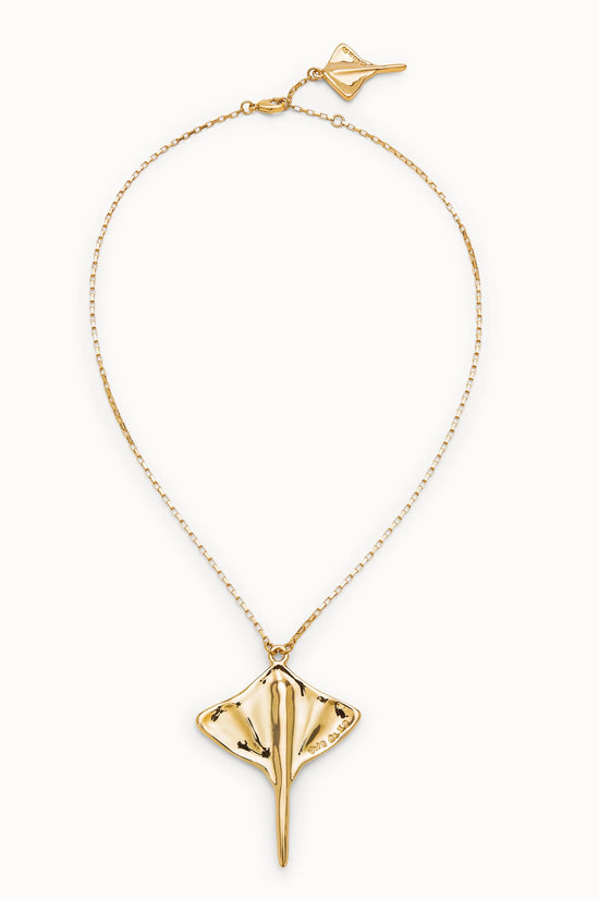 Uno de 50 Gold Short Chain Pendant Necklace with Manta Ray COL1930