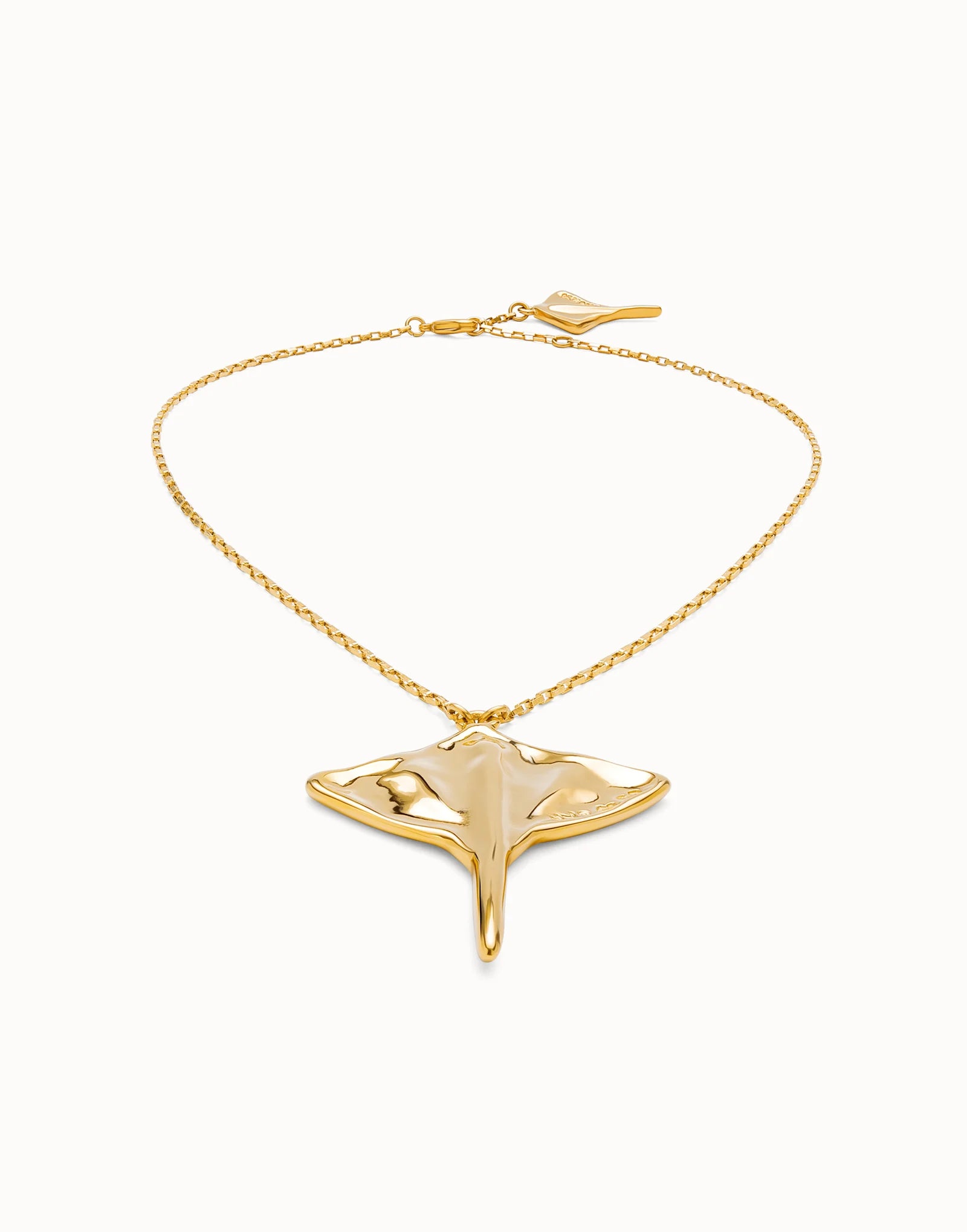 Uno de 50 Gold Short Chain Pendant Necklace with Manta Ray COL1930