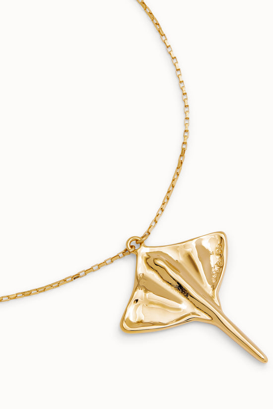 Uno de 50 Gold Short Chain Pendant Necklace with Manta Ray COL1930