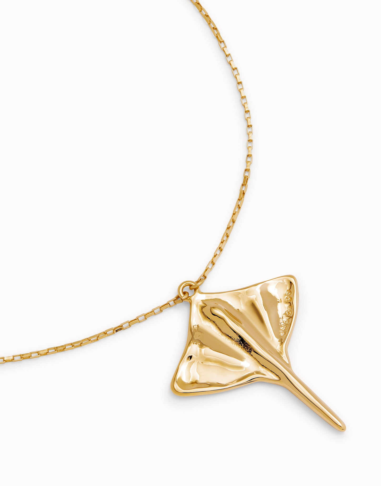 Uno de 50 Gold Short Chain Pendant Necklace with Manta Ray COL1930