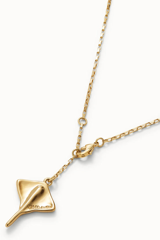Uno de 50 Gold Short Chain Pendant Necklace with Manta Ray COL1930