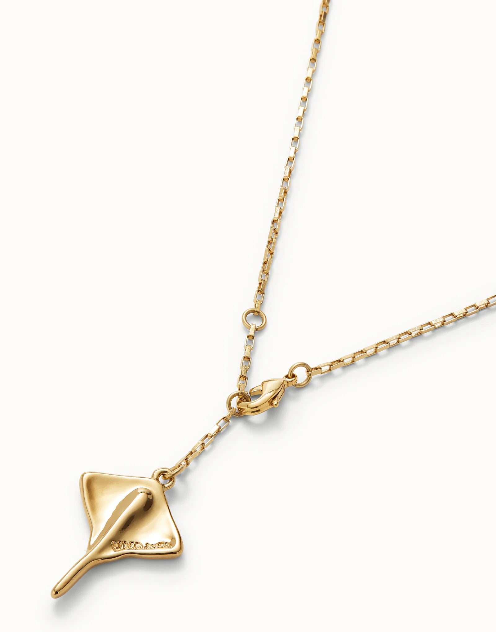 Uno de 50 Gold Short Chain Pendant Necklace with Manta Ray COL1930