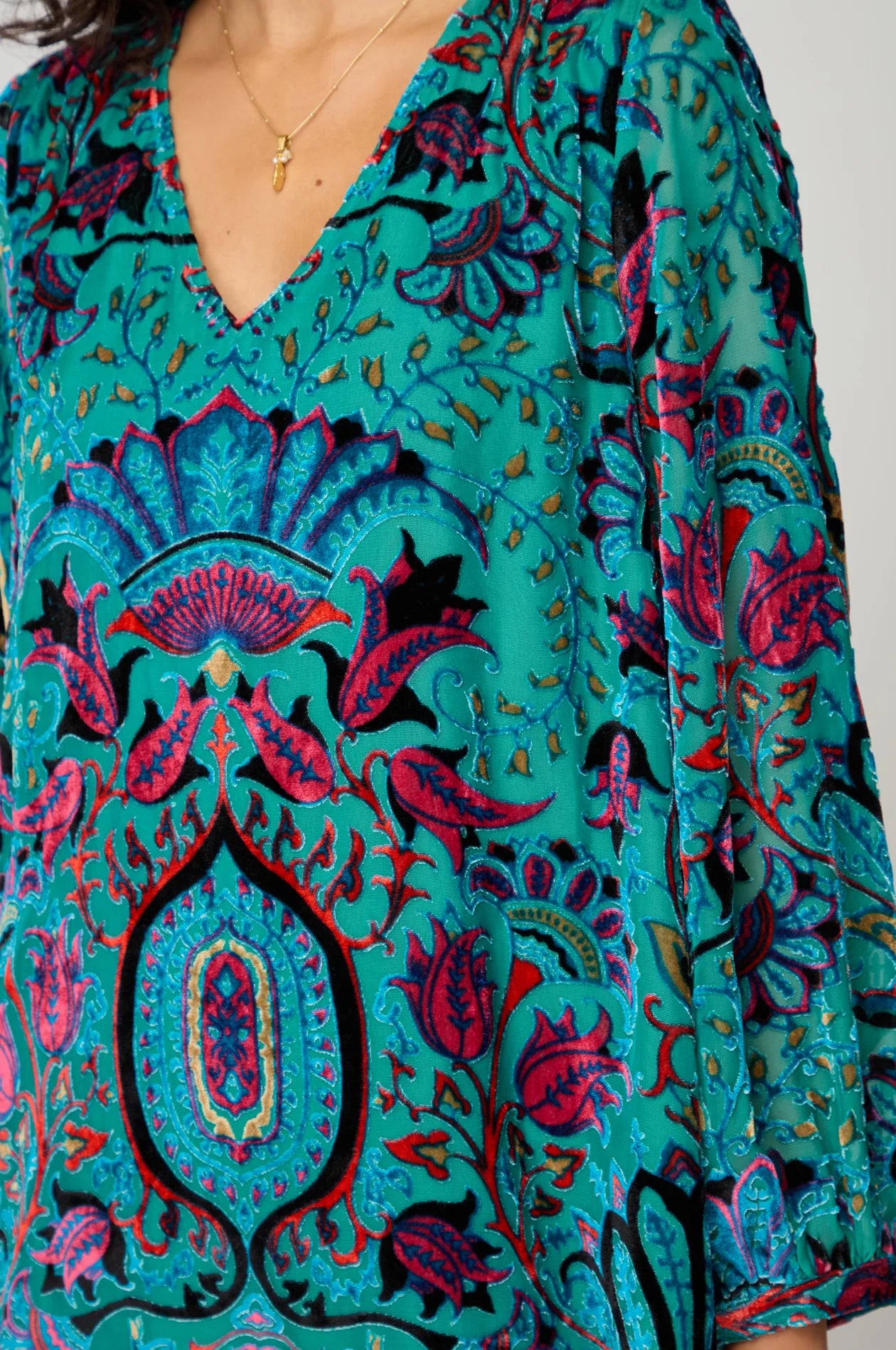 Sahara V- Neck Winter Paisley Devoré Top GRT6615-WPD