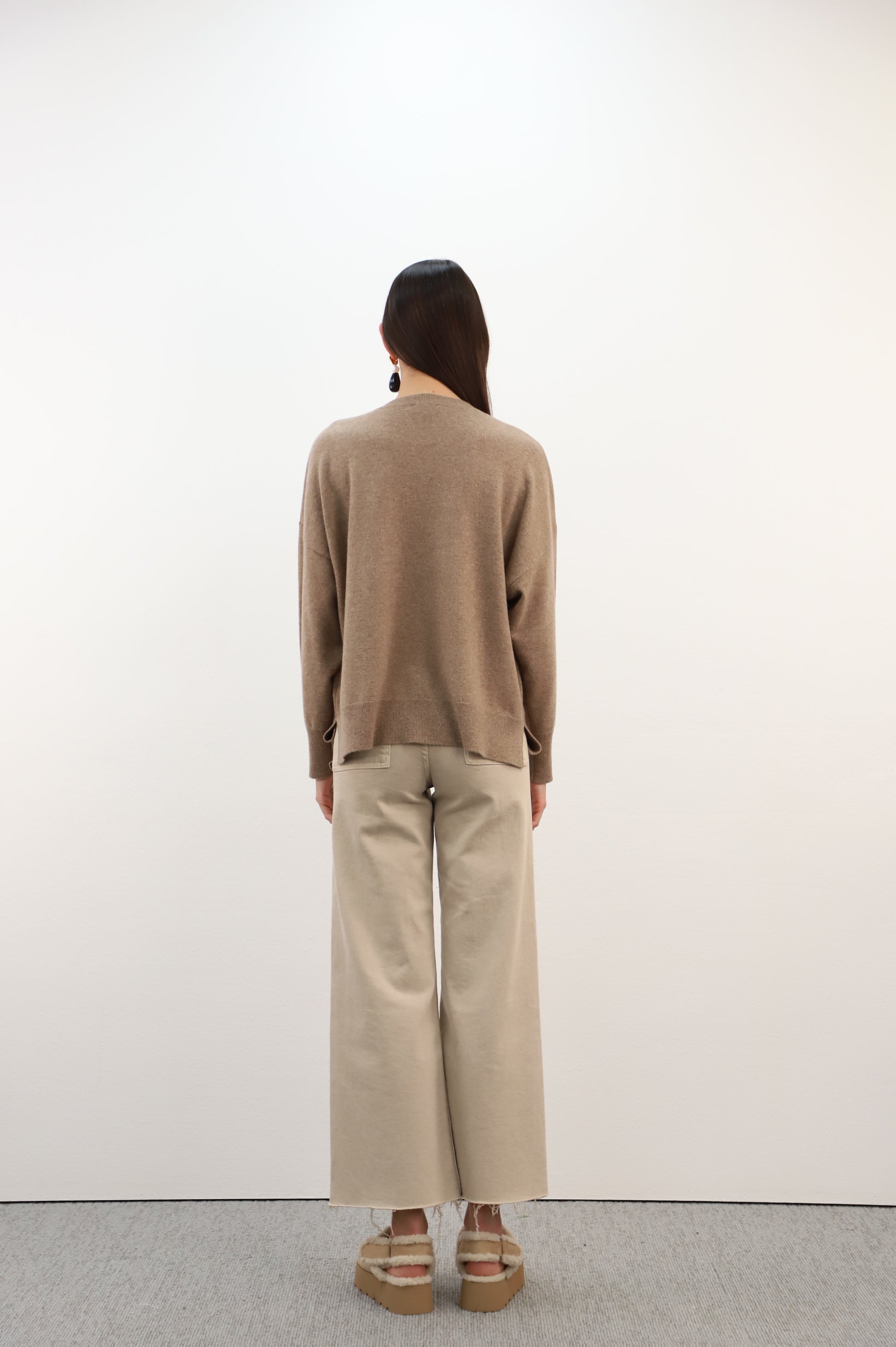 Estheme Cashmere Latte Cashmere V Neck Sweater – Faux Fur Patch Pocket Detail