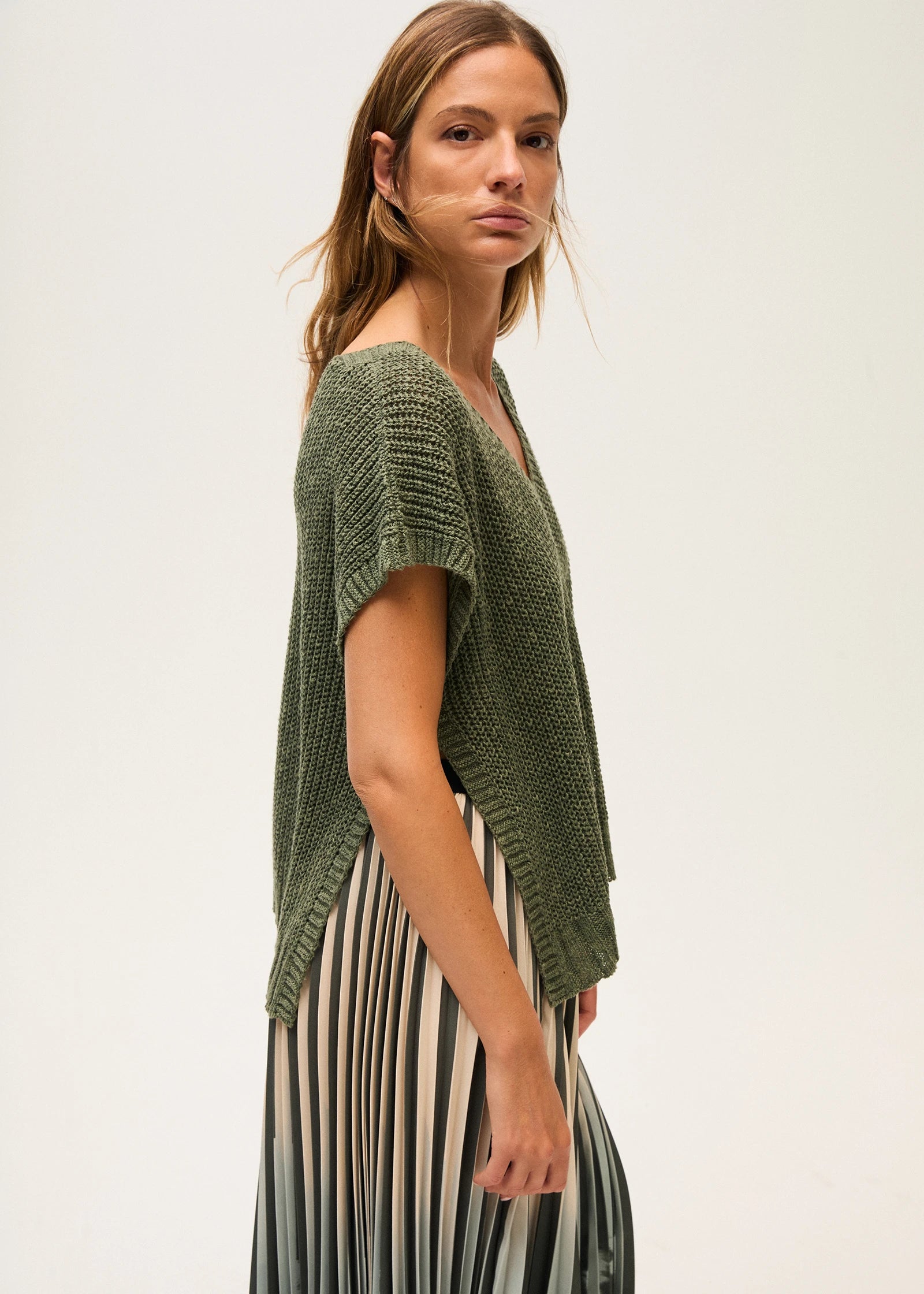 Rosso 35 Dark Green Short-Sleeved Cotton Linen V Neck Sweater