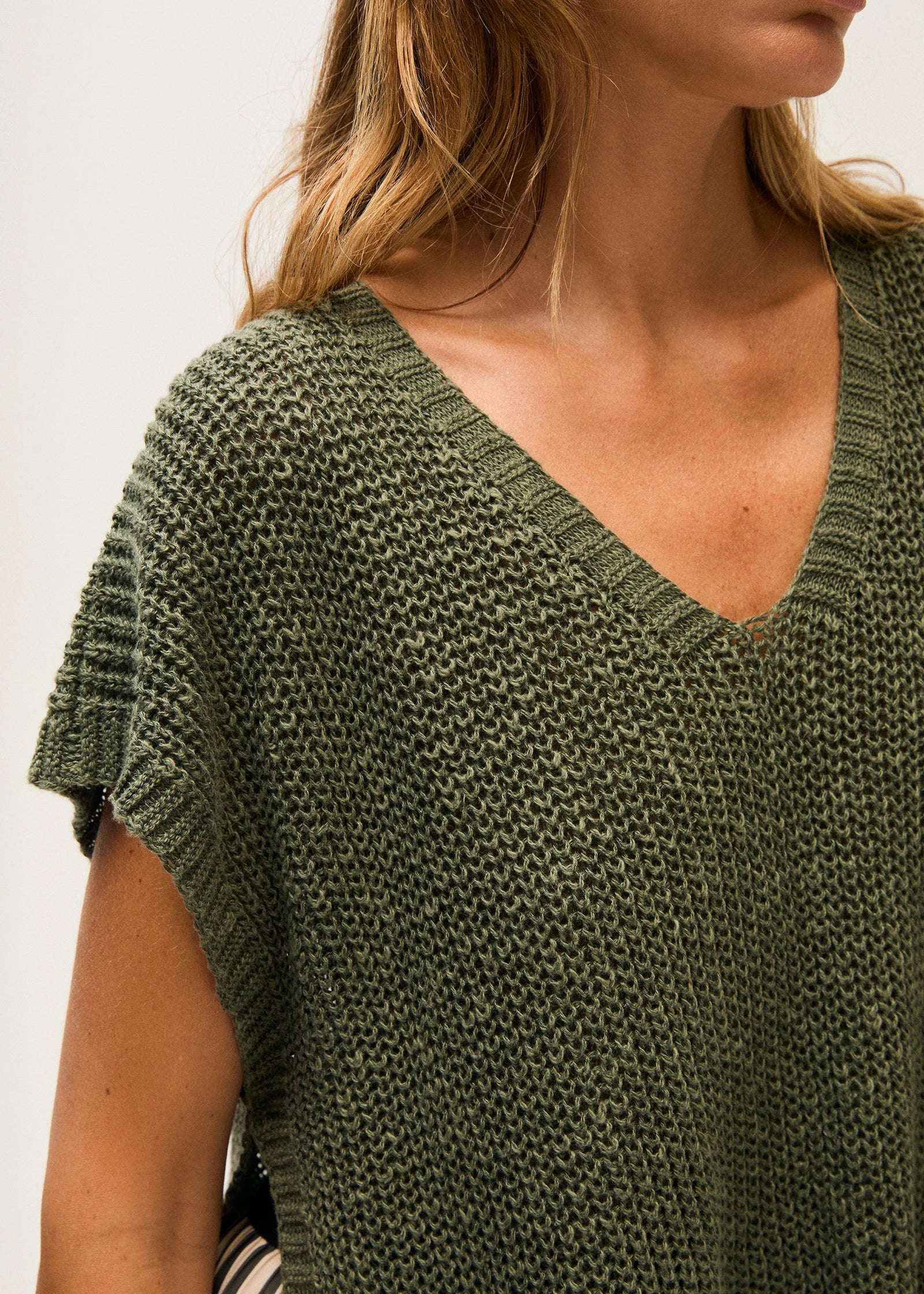 Rosso 35 Dark Green Short-Sleeved Cotton Linen V Neck Sweater