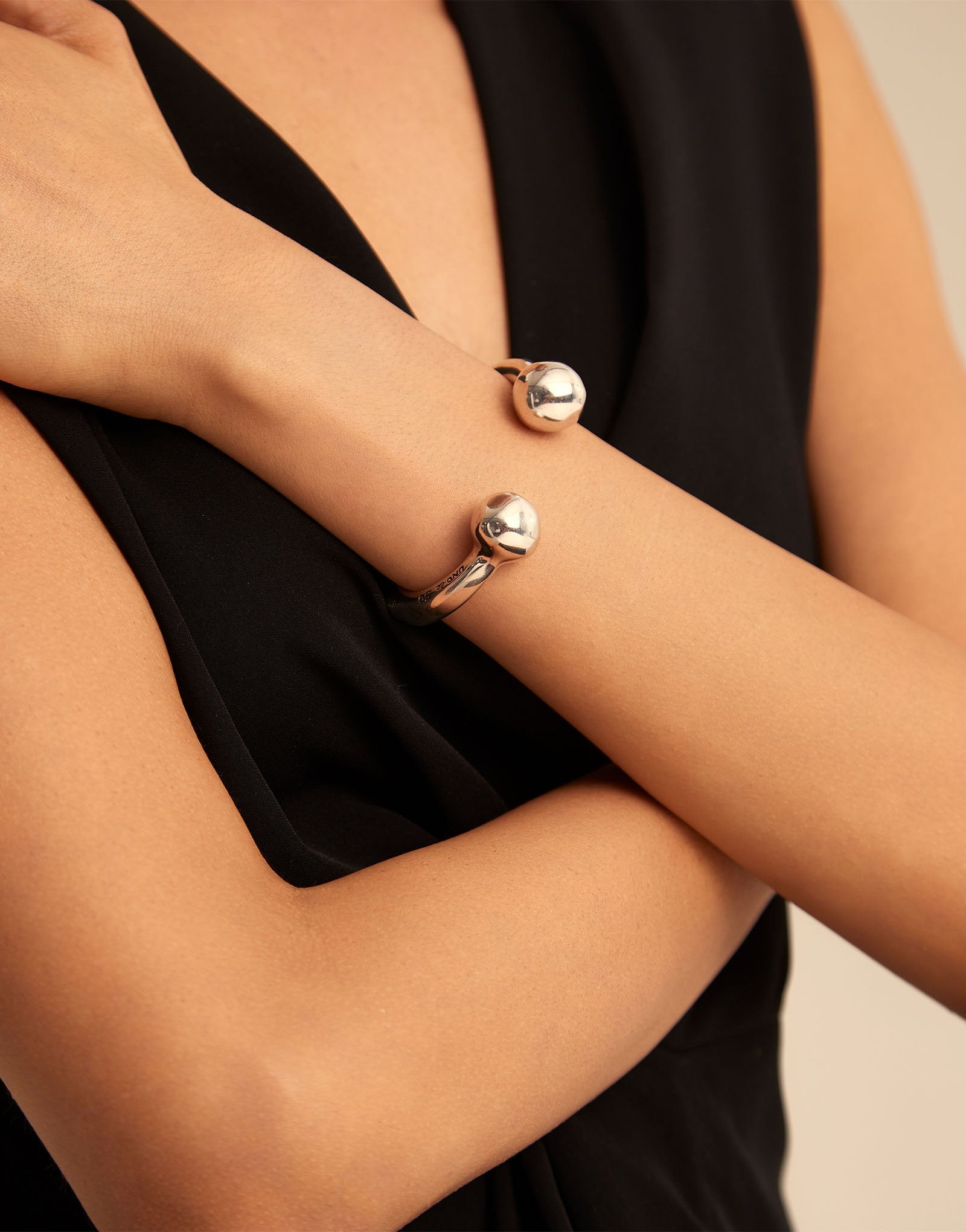 Uno de 50 Silver Bangle Bracelet with Double Ball PUL0467