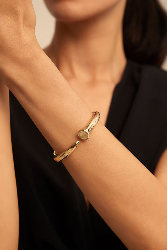 Uno de 50 Gold Sculptural‑Style Bangle Bracelet