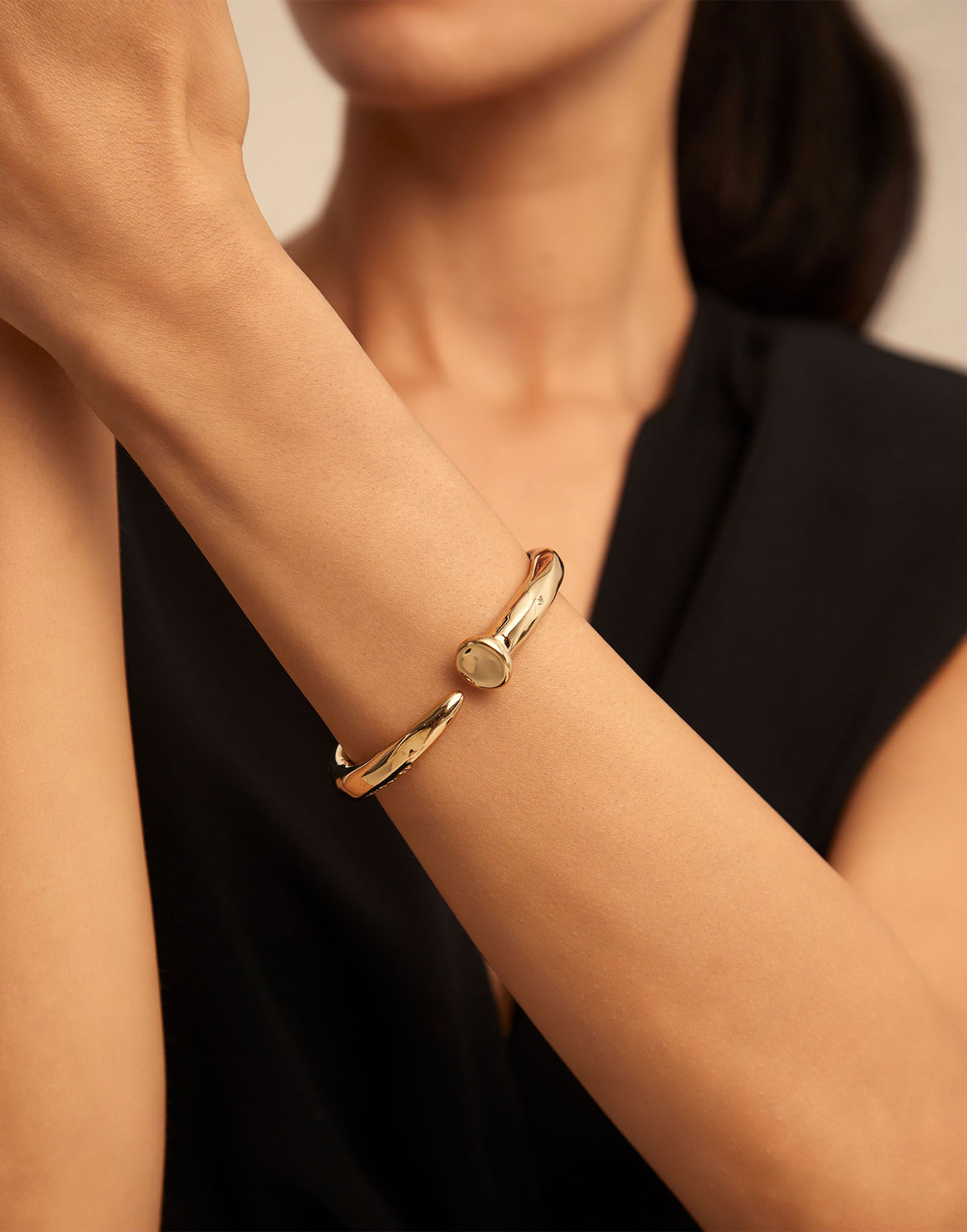 Uno de 50 Gold Sculptural‑Style Bangle Bracelet