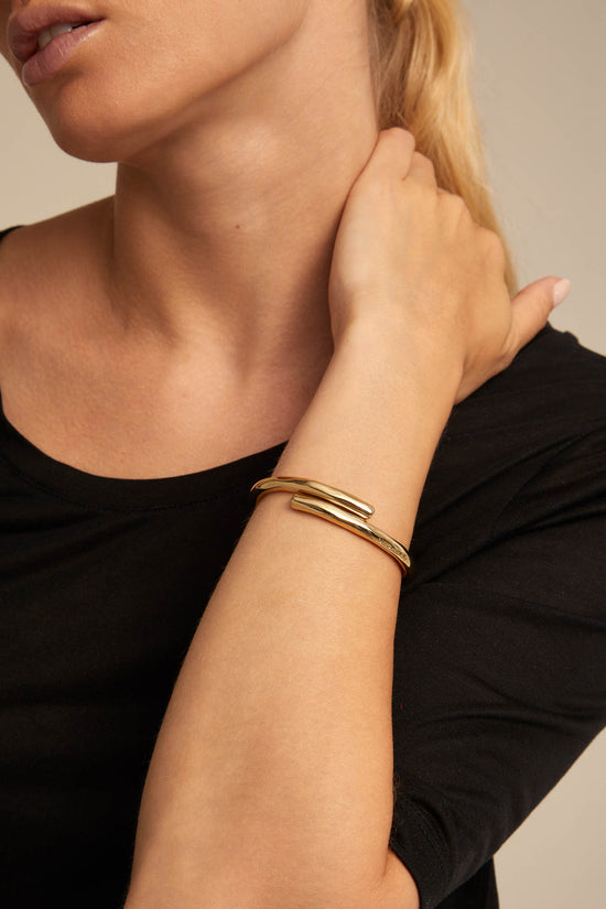 Uno de 50 Gold Tubular Shaped Bangle Bracelet