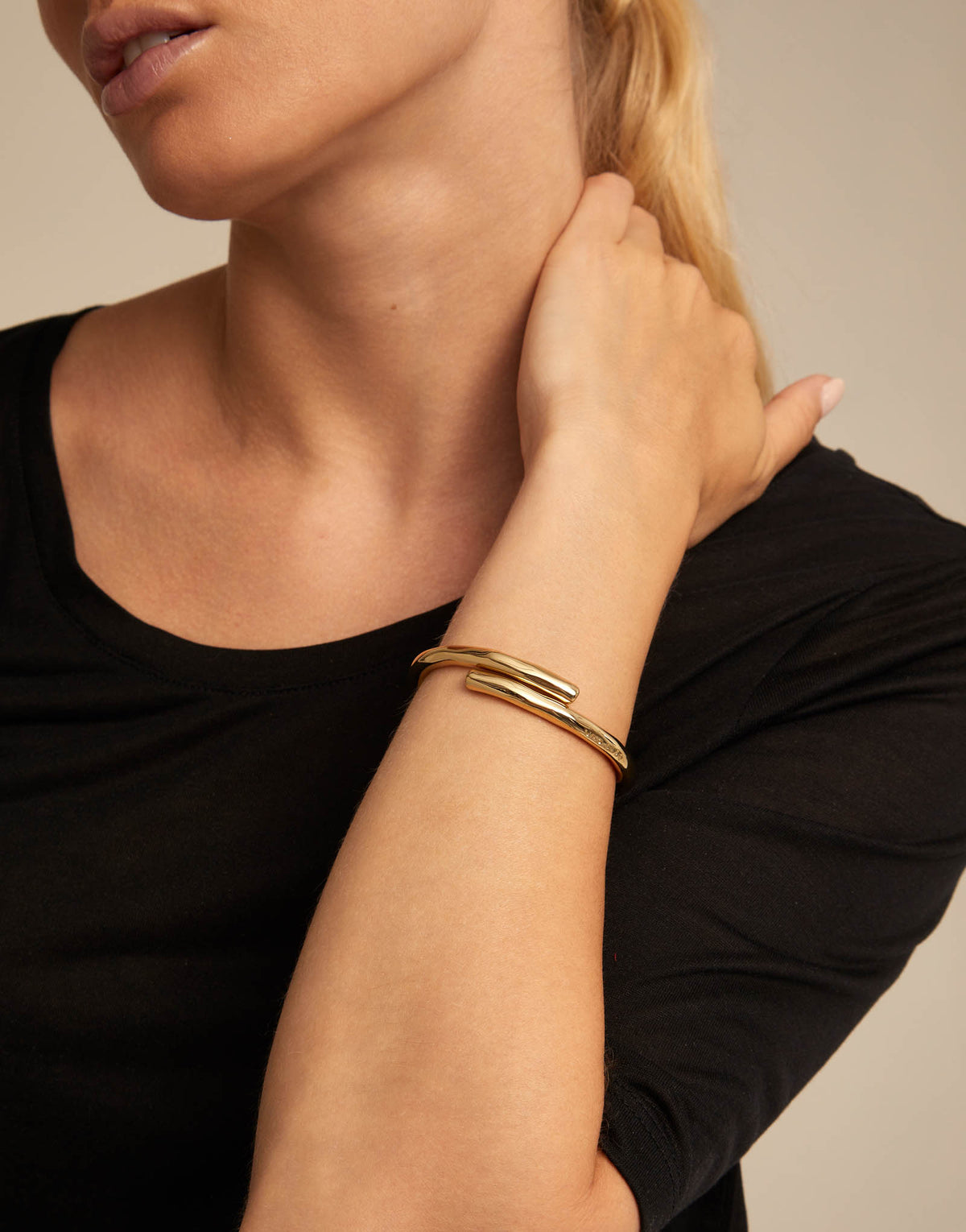Uno de 50 Gold Tubular Shaped Bangle Bracelet