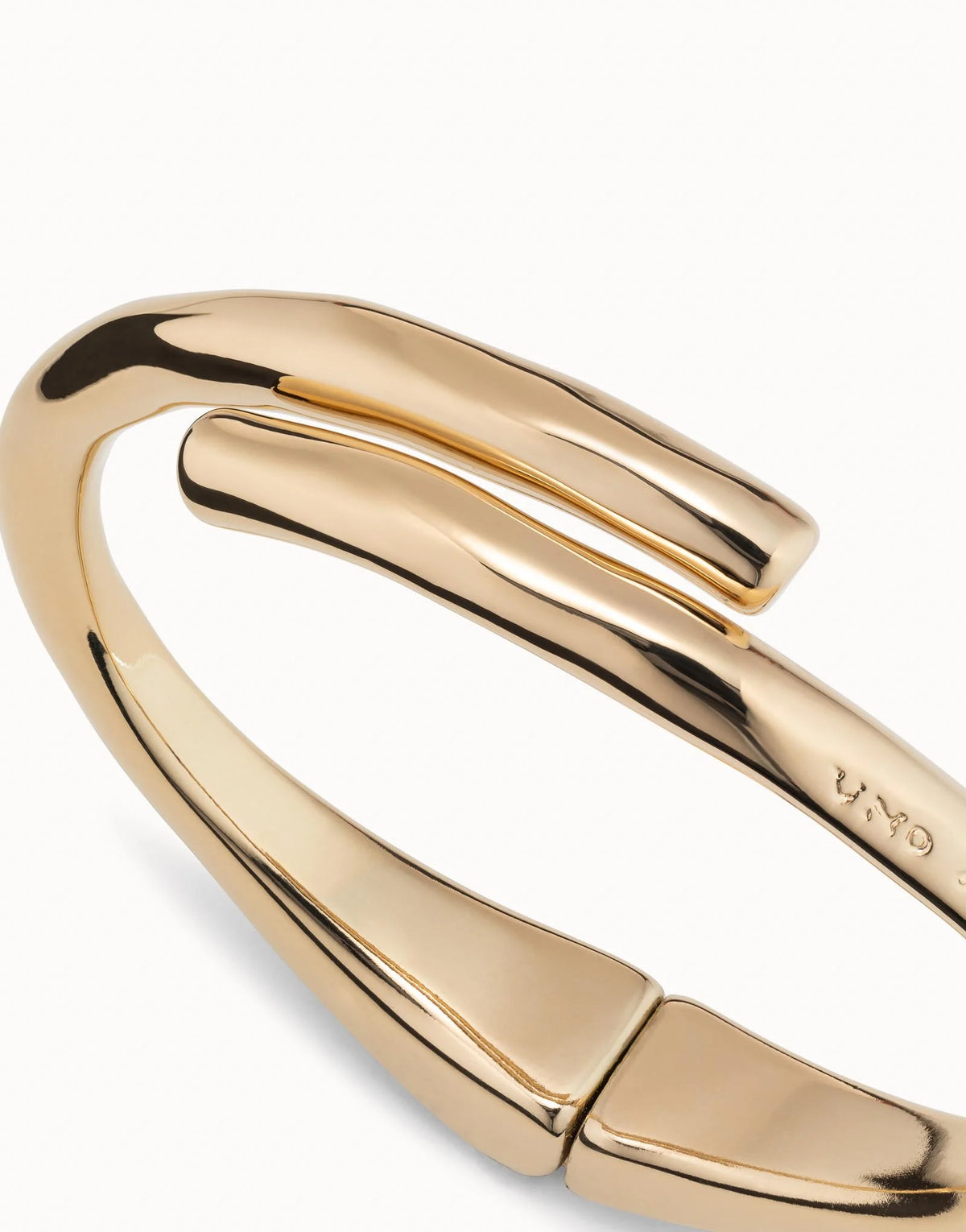 Uno de 50 Gold Tubular Shaped Bangle Bracelet