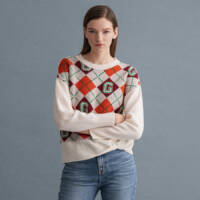 Model in Gant Argil knitwear sweater. Trends for Autumn 2021