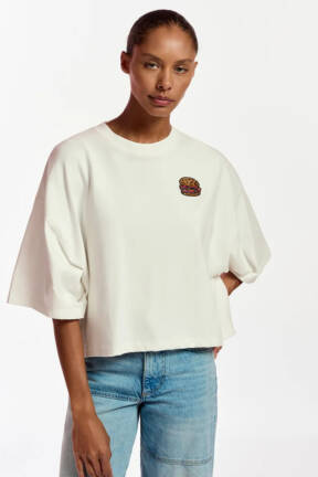 Jane-Young-Essentiel-Antwerp-burger-embroidery-t-shirt-Fuente